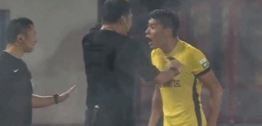 而被主裁判, 样咆哮, 的悬念提前